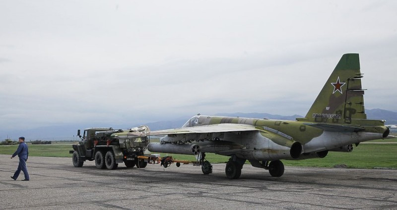 Kéo máy bay Su-25 ra đường băng cất cánh. Nguồn ảnh: Governor Natalia
