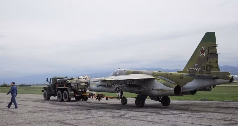 Kéo máy bay Su-25 ra đường băng cất cánh. Nguồn ảnh: Governor Natalia