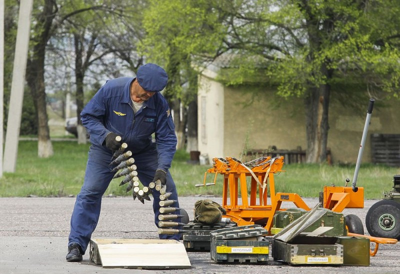 Nhân viên kỹ thuật đang chuẩn bị đạn pháo 30mm cho máy bay. Nguồn ảnh: Governor Natalia