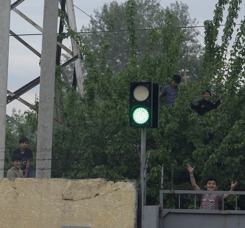 Những đứa trẻ địa phương phấn khích khi xem bài biểu diễn của binh sĩ Nga tại Dushanbe. Nguồn ảnh: Governor Natalia