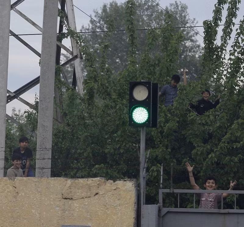 Những đứa trẻ địa phương phấn khích khi xem bài biểu diễn của binh sĩ Nga tại Dushanbe. Nguồn ảnh: Governor Natalia