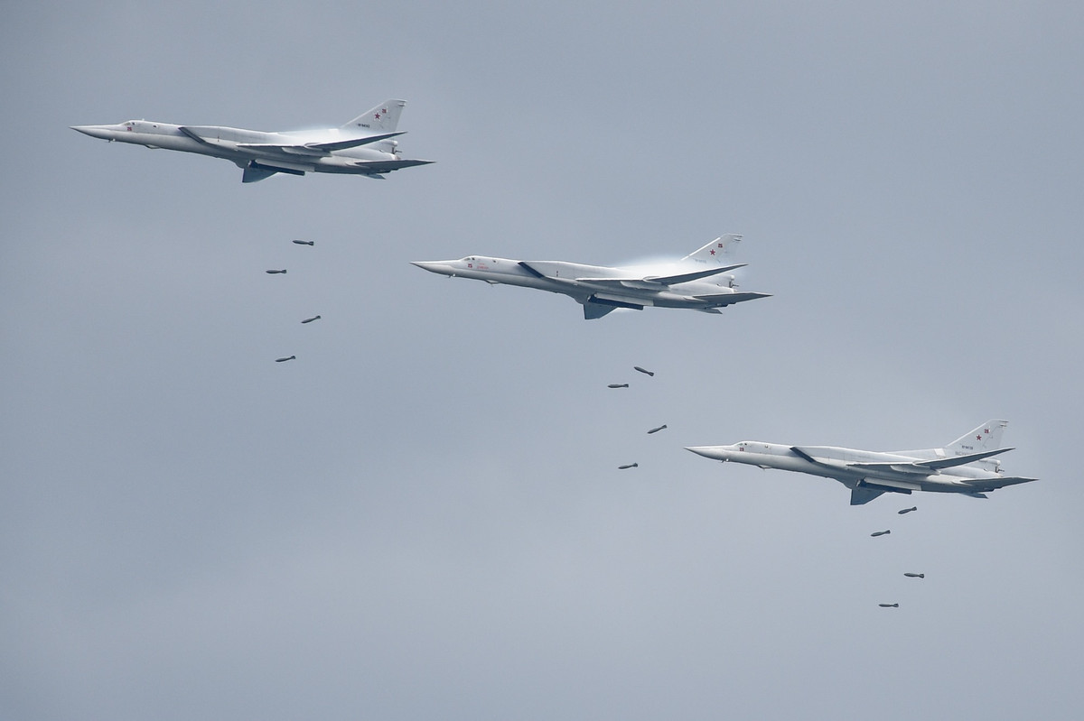 Các phần thi tại Aviadarts bao gồm nhiều khoa mục dành cho: phi công tiêm kích; phi công tiêm kích – bom; phi công máy bay ném bom… Trong ảnh, biên đội máy bay ném bom chiến lược siêu âm Tu-22M3 ném bom không kích. Ảnh: Bộ Quốc phòng Nga