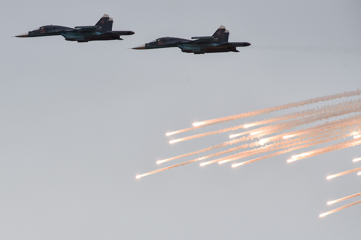 Biên đội máy bay tiêm kích – bom Su-34 phóng pháo sáng – loại đạn này đóng vai trò gây nhiễu đầu dò máy bay tiêm kích, nhưng nó thường sử dụng như “pháo hoa” trong các sự kiện. Ảnh: Bộ Quốc phòng Nga