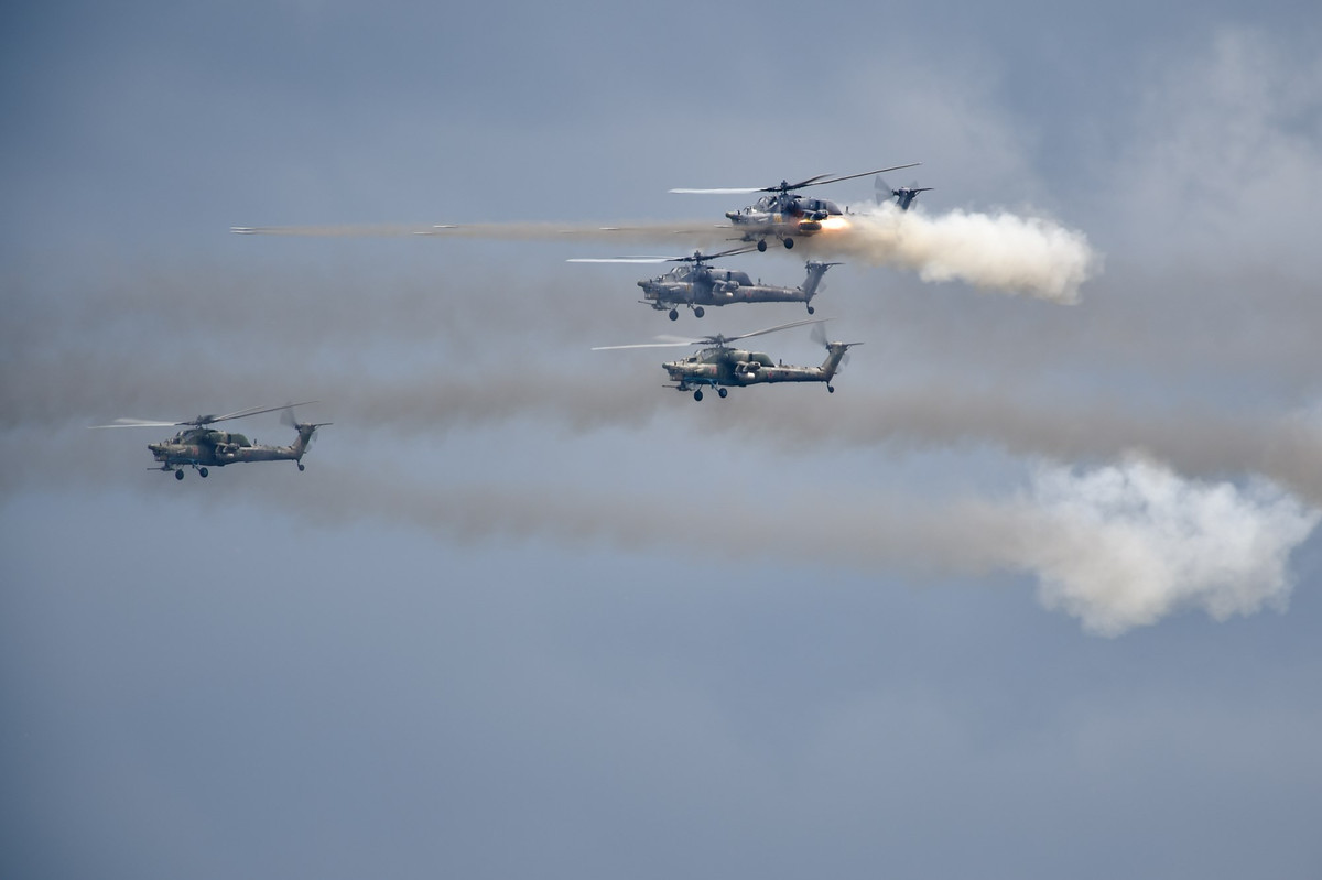 Trực thăng tấn công Mil Mi-28 phóng rocket. Ảnh: Bộ Quốc phòng Nga