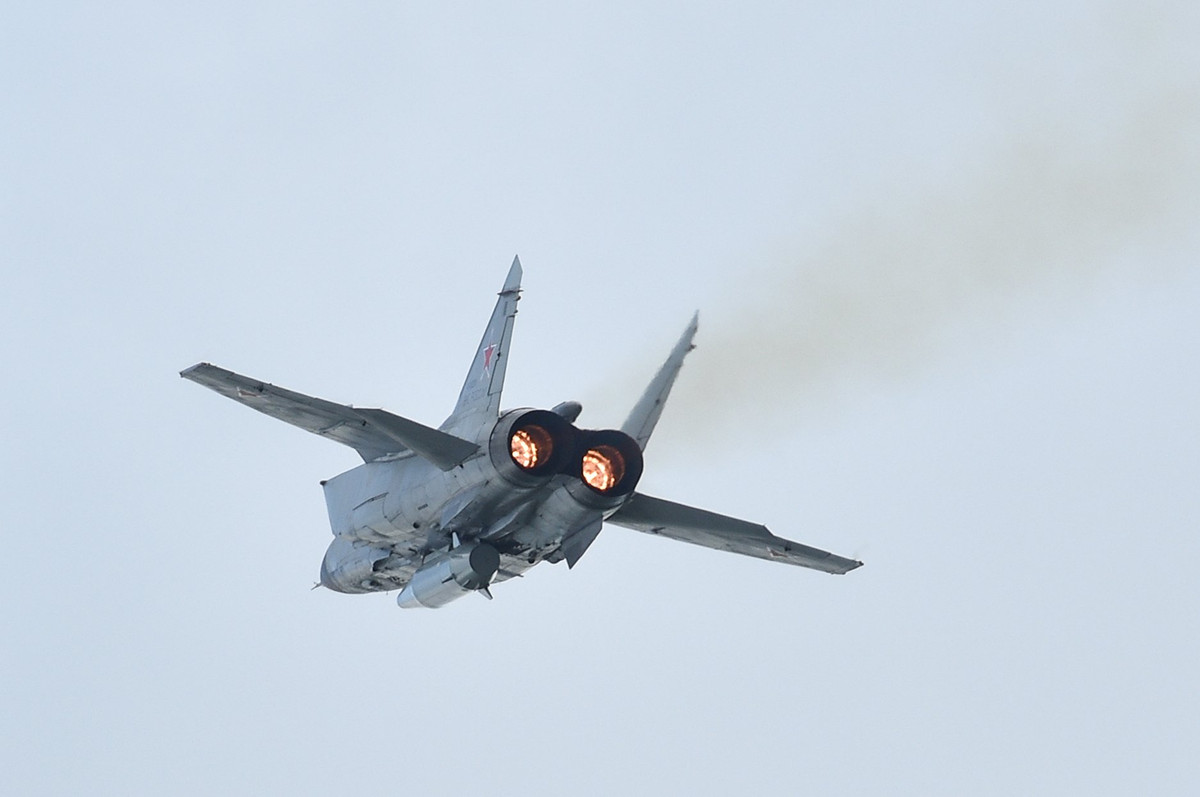 Đáng chú ý, các máy bay MiG-31 biểu diễn với tên lửa đạn đạo phóng trên không Kh-47M2 Kinzhal - vũ khí hạt nhân nguy hiểm nhất phóng từ trên không của nước Nga, có tầm phóng ước tính 2.000km, tốc độ siêu thanh Mach 10-12, mang được đầu đạn hạt nhân 100-500kiloton. Ảnh: Bộ Quốc phòng Nga