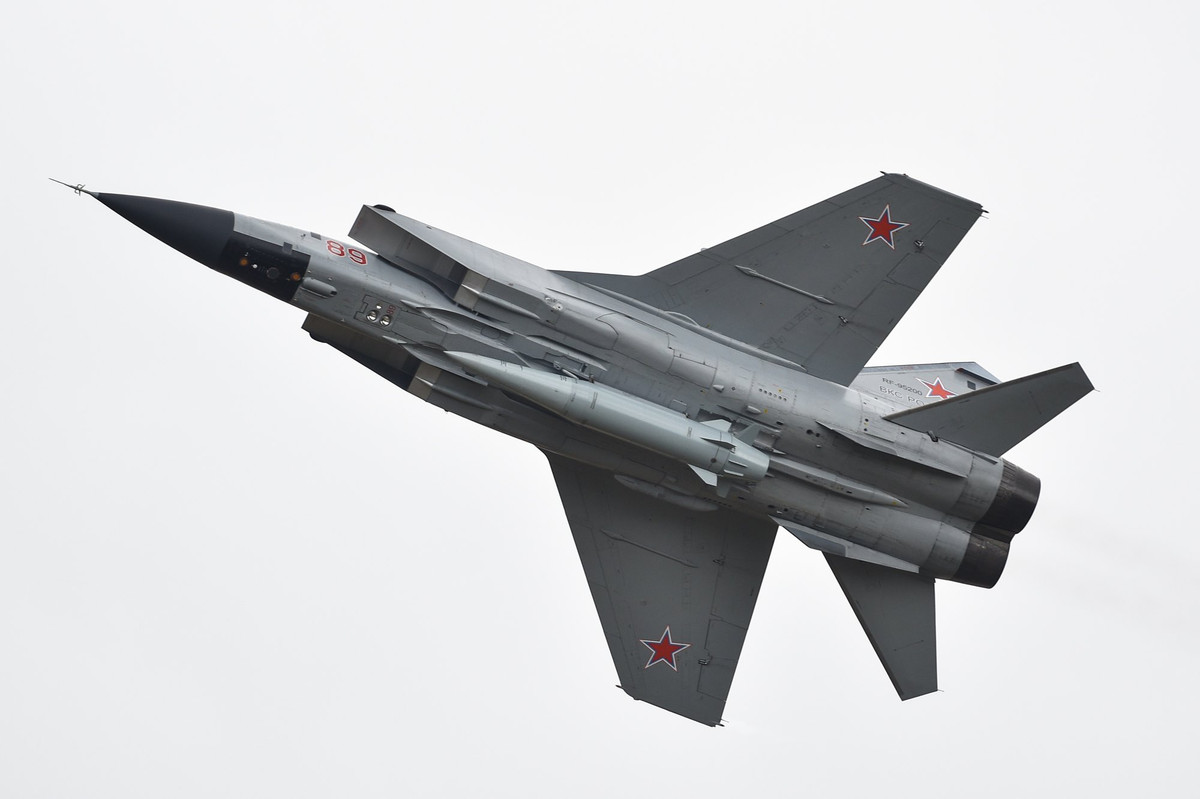 Lý do có thể là vì các đội tham gia buộc phải mang máy bay chiến đấu của mình đi dự thi mà không được cho mượn như thi đấu xe tăng. Chính vì vậy, không phải quốc gia nào đủ tiềm lực tài chính sẵn sàng đưa đội bay hùng hậu (máy bay, phi công, kíp kỹ thuật, chỉ huy). Ảnh: Bộ Quốc phòng Nga