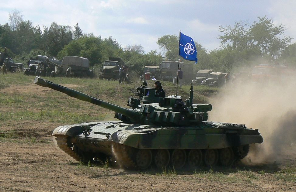 "33 T-72M4CZ được sản xuất tại Czech trong giai đoạn 2003-2006 dựa theo giấy phép của Nga phải được hiện đại hóa Các thành phần lỗi thời của xe tăng bao gồm hệ thống điều khiển hỏa lực sẽ được thay thế bằng thiết bị hiện đại. Cộng việc sẽ được tiến hành tại nhà máy VOP CZ đến năm 2023", CTK cho biết. Nguồn ảnh: Wikipedia