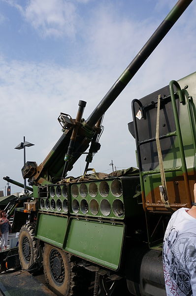 Nhìn chung, CAESAR là sự bổ sung phù hợp cho lực lượng pháo binh Việt Nam. Với tính cơ động cao, tầm bắn xa, khả năng tác chiến thông minh, chính xác cao, CAESAR hoàn toàn đáp ứng những yêu cầu chiến đấu ở địa hình của Việt Nam hiện nay. Nguồn ảnh: Wikipedia