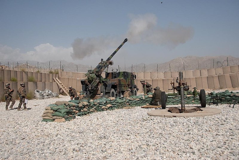 Khẩu pháo tự hành nặng tới 17,7 tấn (khung gầm 6x6 bánh) hoặc lên tới 28-30 tấn (khung gầm 8x8 bánh), trang bị khẩu pháo nòng dài 155mm/L52 với hệ thống nạp đạn bán tự động cho phép đạt tốc độ bắn 4-6 phát/phút. Nguồn ảnh: Wikipedia