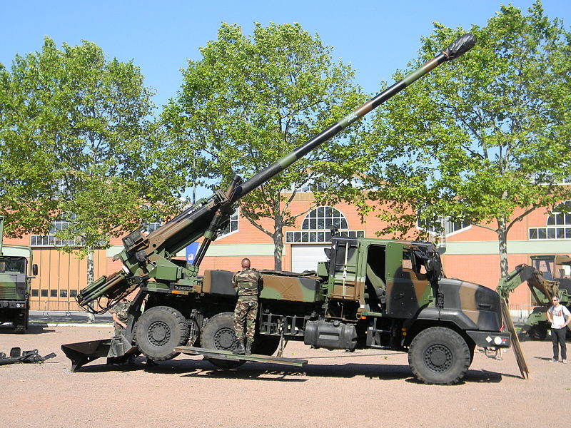 Cụ thể, Nexter sẽ thực hiện kế hoạch sản xuất hai phiên bản pháo CAESAR theo yêu cầu của khách hàng: 147 khẩu pháo "tiêu chuẩn" CAESAR trên khung gầm bánh lốp 6x6 bánh và 112 khẩu CAESAR trên khung gầm bánh lốp 8x8 bánh. Nguồn ảnh: Wikipedia