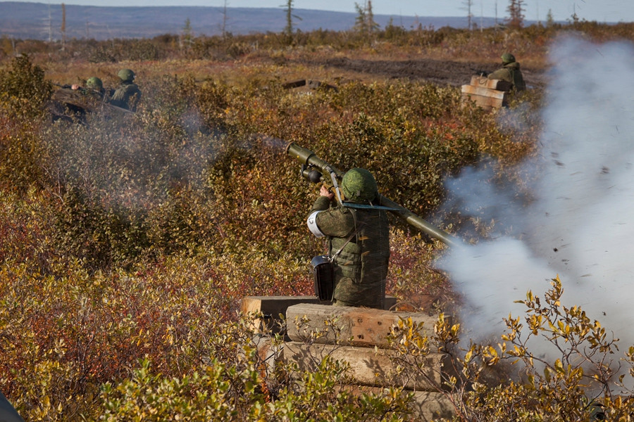 Về cơ chế hoạt động của Igla hầu như tương tự các loại tên lửa vác vai khắp thế giới như Stinger của Mỹ, trước khi bắn xạ thủ sẽ sử dụng khí tài 1L14 tích hợp trên thân bệ phóng để quan sát ngắm bắn mục tiêu. Trên bộ khí tài tích hợp thiết bị nhận dạng địch - ta giúp tránh trường hợp "quân ta đánh quân mình". Ảnh: Wikipedia