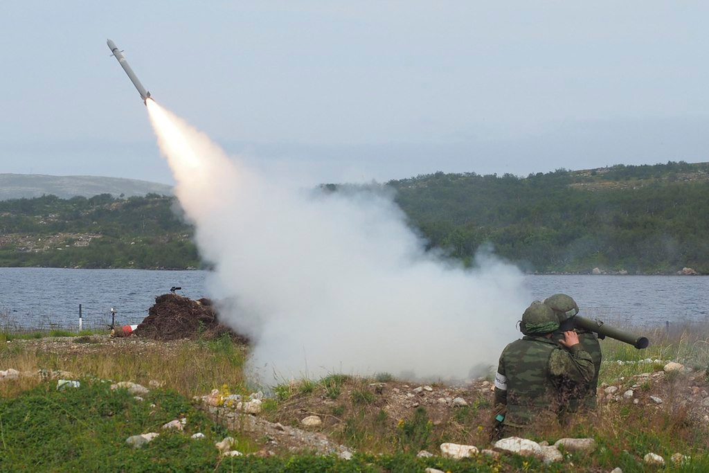 Đầu tự dẫn bắt đầu làm việc tìm nguồn phát nhiệt, ở giai đoạn này xạ thủ mang phóng gần như không cần phải làm gì, có thể rút lui vào chỗ ẩn nấp an toàn, tên lửa tự lái đạn tự tìm mục tiêu và tấn công với phần chiến đấu nặng hơn 1kg chứa 340g thuốc nổ phá mảnh. Ảnh: Wikipedia