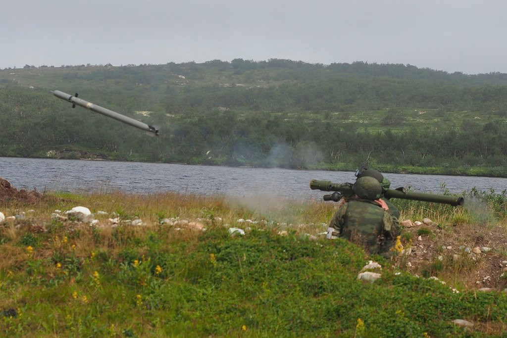 Tên lửa sẽ rời bệ phóng bằng một liều phóng phụ, ở khoảnh cách an toàn so với xạ thủ động cơ chính sẽ khởi động kích hoạt đưa quả đạn hướng thẳng lên trời. Ảnh: Wikipedia
