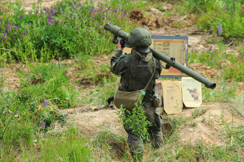  Igla hay có tên đầy đầy đủ là 9K38 Igla là hệ thống tên lửa phòng không vác vai được phát triển từ cuối những năm 1970 và bắt đầu được trang bị từ 1981. Dù vậy, tới ngày nay nó vẫn chưa hề bị coi là quá lạc hậu, vẫn là "cơn ác mộng" với máy bay, trực thăng bay tầm thấp. Thậm chí thế hệ trước cũ hơn như 9K32 Strela-2 (SA-7) vẫn thi thoảng “lập công” ở thế kỷ 21. Ảnh: Wikipedia