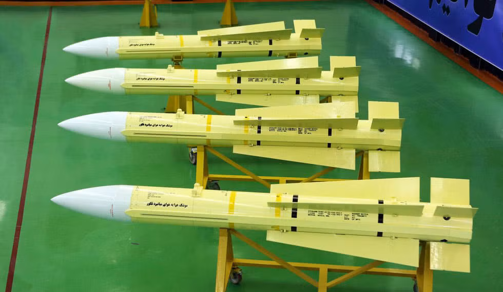 Năm 2017, Iran sau cùng đã tìm ra phương án, đó là sao chép hoàn toàn tên lửa AIM-54 Phoenix với tên gọi Fakour-90. Ít nhất 100 tên lửa đã được đặt hàng và sản xuất hết tốc lực trong giai đoạn 2017-2018. Nguồn ảnh: Tasnim