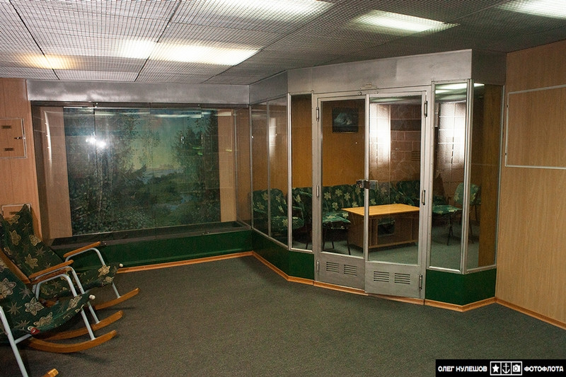 Phòng sinh hoạt chung trong tàu ngầm – khó ai có thể tưởng tượng được đây là không gian trong một tàu ngầm. Nguồn ảnh: ER