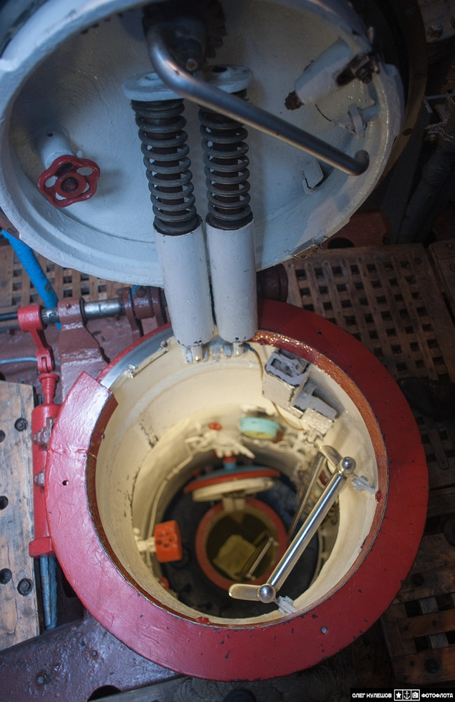 Để vào sâu hơn trong tàu, người ta phải qua nhiều lớp cửa với “đường hầm sâu hun hút”. Nguồn ảnh: ER