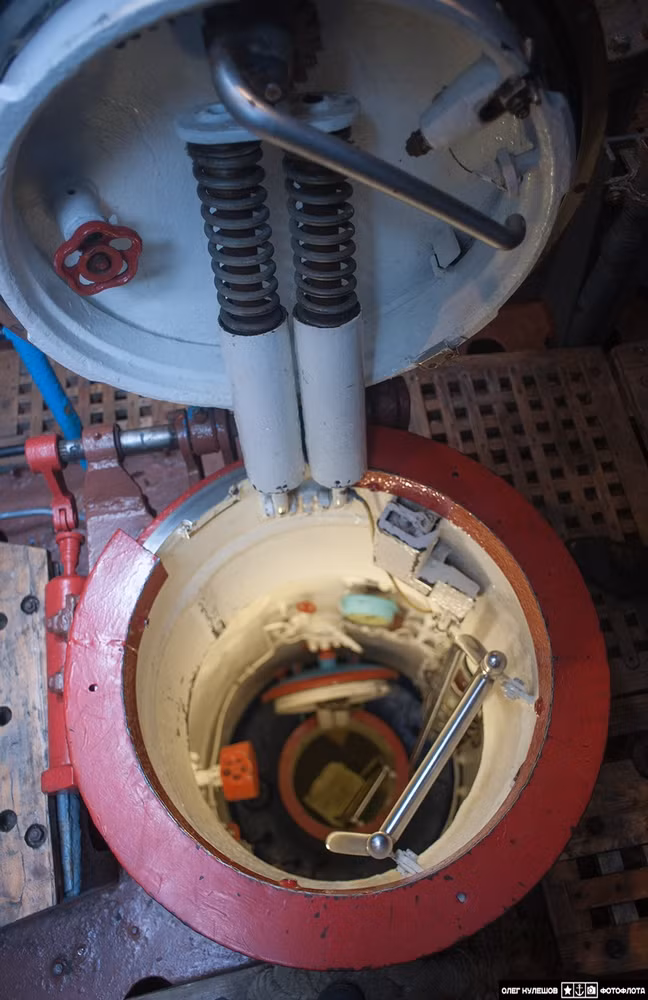 Để vào sâu hơn trong tàu, người ta phải qua nhiều lớp cửa với “đường hầm sâu hun hút”. Nguồn ảnh: ER