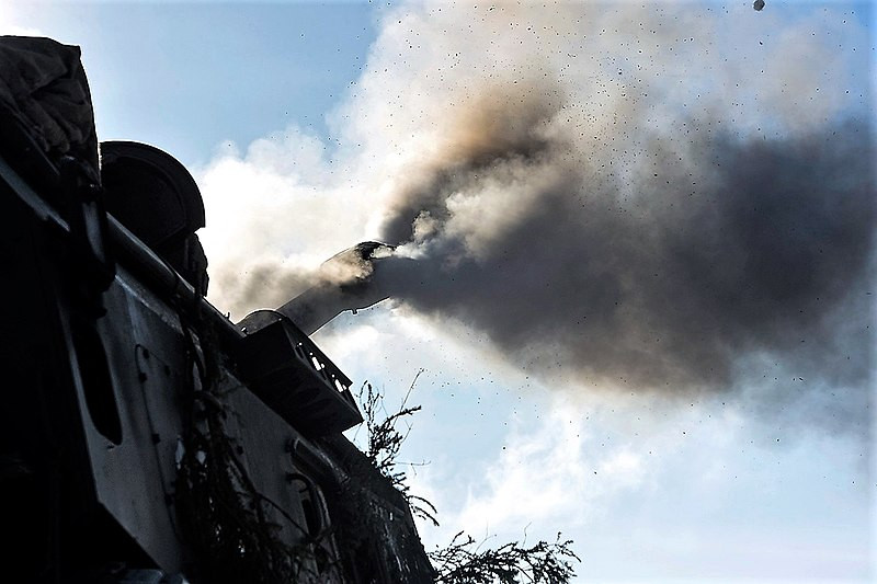 2S35 thiết kế lại tháp pháo, hệ thống nạp tự động và nhiều khí tài khác. Pháo được trang bị khẩu 2A88 152mm có tầm bắn đến 80km với đạn thông minh hoặc 40km với đạn tiêu chuẩn sử dụng trên Msta-S. Pháo có tốc độ bắn nhanh kinh khủng với 16 phát/phút. Nguồn ảnh: Wikipedia