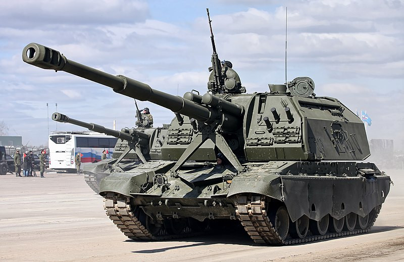 Công việc thiết kế pháo tự hành Msta-S được thực hiện từ năm 1980 dưới thời Liên Xô, khẩu pháo nặng 42 tấn chính thức được đưa vào sản xuất hàng loạt năm 1988. Sau hơn 30 năm, dây chuyền sản xuất vẫn tiếp diễn, nhưng chủ yếu làm việc với phiên bản mới như 2S19M2 hay 2S35 Koalitsiya SV. Nguồn ảnh: Wikipedia