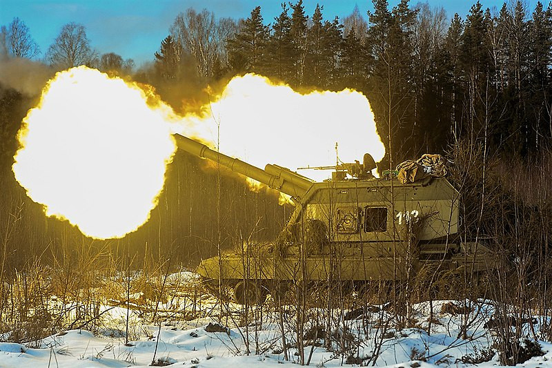 Các thế hệ Msta-S đều trang bị khẩu pháo cỡ nòng 152,4mm có thể khác model ở đời sau, vũ khí phụ có một khẩu 12,7mm NSVT. Pháo có góc nâng hạ từ - 4 độ tới + 68 độ, góc quay 360 độ. Nguồn ảnh: Wikipedia