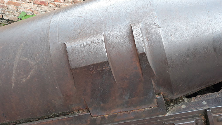 Mặc dù được chế tạo từ cách đây cả thế kỷ, nhưng khẩu pháo ngoài vết rỉ sét theo thời gian thì phần chính như nòng pháo, các bộ phận chốt giữ vẫn vẹn nguyên. Trên thân súng có khắc số “244”, phải chăng đây là khẩu thứ 244 được sản xuất?