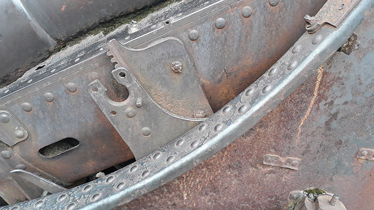 Đây có lẽ là cơ cấu phục vụ nâng hạ nòng pháo.