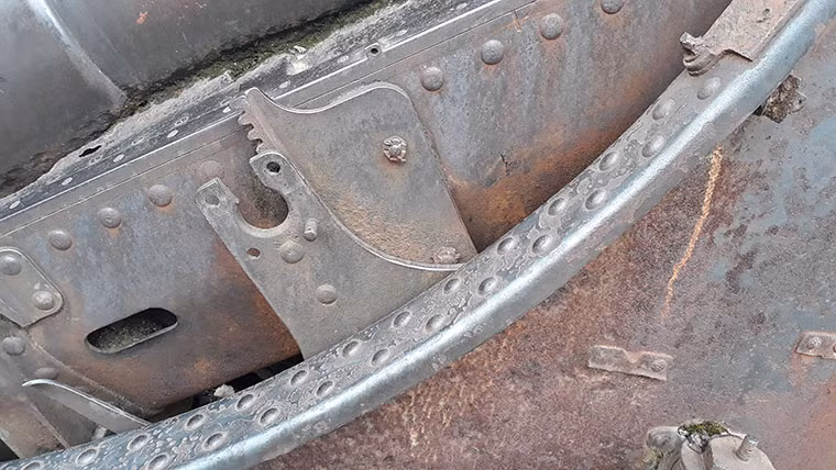 Đây có lẽ là cơ cấu phục vụ nâng hạ nòng pháo.