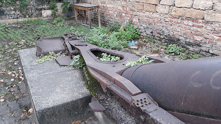 Pháo bắn ra những viên đạn nổ phá nặng 43,2kg, tầm bắn 12,7km, tốc độ bắn 1 phát/phút. Trong ảnh, bệ pháo gắn chặt vào bê tông, không rõ là do Pháp bố trí hay sau này ta bố trí để bảo tồn khẩu pháo?