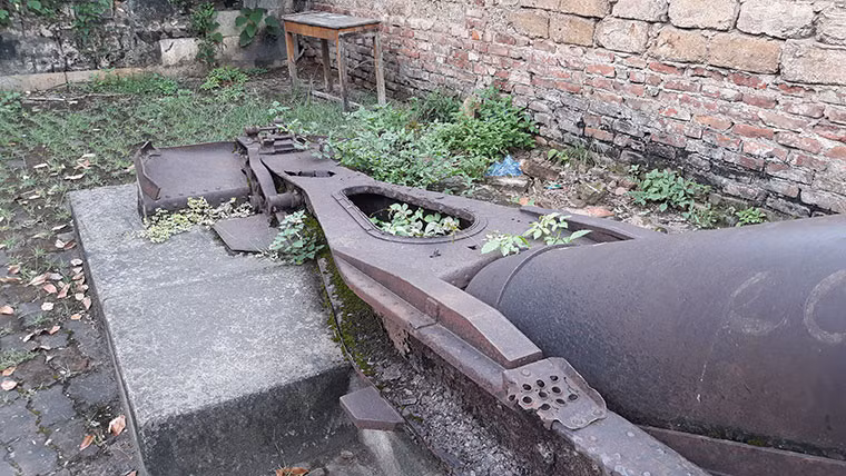 Pháo bắn ra những viên đạn nổ phá nặng 43,2kg, tầm bắn 12,7km, tốc độ bắn 1 phát/phút. Trong ảnh, bệ pháo gắn chặt vào bê tông, không rõ là do Pháp bố trí hay sau này ta bố trí để bảo tồn khẩu pháo?