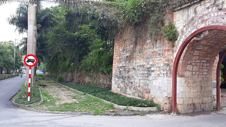 Hiện thời điểm xây thành chưa được xác định, đến năm Hồng Đức thứ 26 nhà Lê (1495) được tu bổ. Những lần sửa chữa tiếp theo là vào năm 1756 - 1758 triều Cảnh Hưng, năm 1837 nhà Nguyễn, năm 2001 cổng vòm phía Nam được tu bổ và cắm bia biển bảo vệ, tới năm 2005-2006 lại được tu sửa lớn.