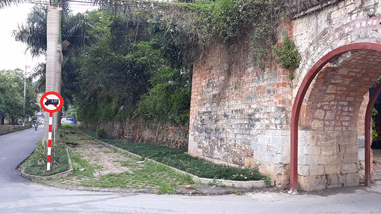 Hiện thời điểm xây thành chưa được xác định, đến năm Hồng Đức thứ 26 nhà Lê (1495) được tu bổ. Những lần sửa chữa tiếp theo là vào năm 1756 - 1758 triều Cảnh Hưng, năm 1837 nhà Nguyễn, năm 2001 cổng vòm phía Nam được tu bổ và cắm bia biển bảo vệ, tới năm 2005-2006 lại được tu sửa lớn.