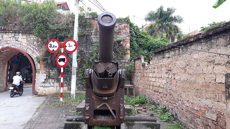 Có khả năng Pháp đưa khẩu đại bác khổng lồ này tới Việt Nam trong những năm đô hộ đất nước ta. Sau khi rút đi, chúng bị vứt bỏ lại vì cũng đã lỗi thời.