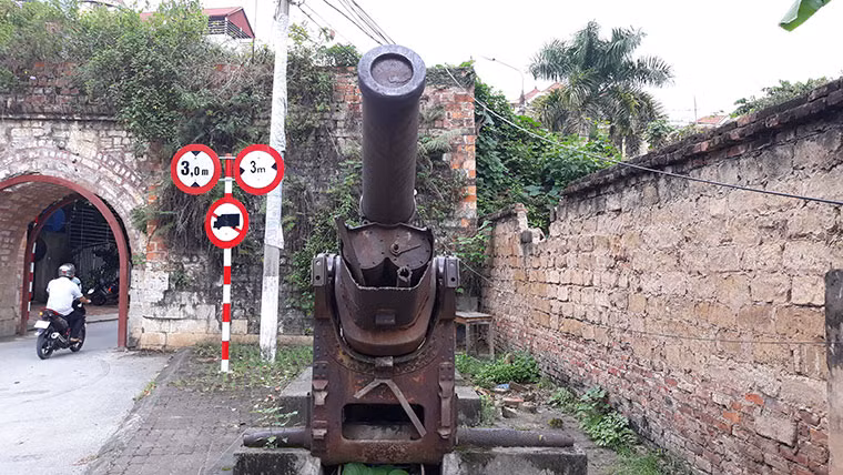 Có khả năng Pháp đưa khẩu đại bác khổng lồ này tới Việt Nam trong những năm đô hộ đất nước ta. Sau khi rút đi, chúng bị vứt bỏ lại vì cũng đã lỗi thời.