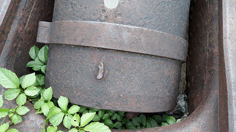 Thật may mắn, sau một hồi lần tìm quanh khẩu pháo, PV Kiến Thức đã tìm được những hàng chữ khắc trên thân bệ khóa nòng – “155.Mle 1877-1914 và A.BS-1916”. Thông qua thông tin ít ỏi này chắc chắn nó là khẩu đại bác nước ngoài.