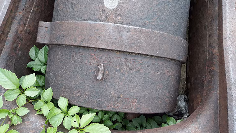 Thật may mắn, sau một hồi lần tìm quanh khẩu pháo, PV Kiến Thức đã tìm được những hàng chữ khắc trên thân bệ khóa nòng – “155.Mle 1877-1914 và A.BS-1916”. Thông qua thông tin ít ỏi này chắc chắn nó là khẩu đại bác nước ngoài.