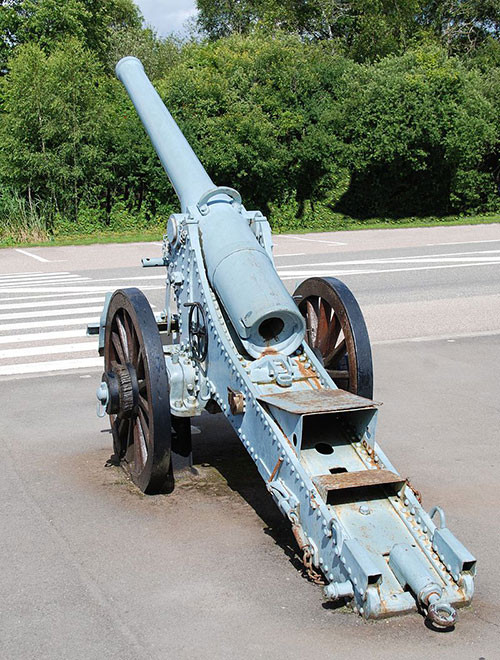 Tìm kiếm thông tin căn cứ theo những con số này thì có thể khẩu đại bác ở thành cổ Lạng Sơn vốn do Pháp chế tạo, tên đầy đủ của nó là "de Bange 155 mm long cannon mle. 1877" được sản xuất trong giai đoạn từ năm 1877 với số lượng ước tính 1.400 khẩu. Trong ảnh là một khẩu 155.Mle 1877 trưng bài ở Pháp ngày nay. Thân pháo trông khá giống với khẩu ở Việt Nam, nhưng có bánh, trong khi pháo ở thành cổ Lạng Sơn đặt cố định. Ảnh: Wikipedia.