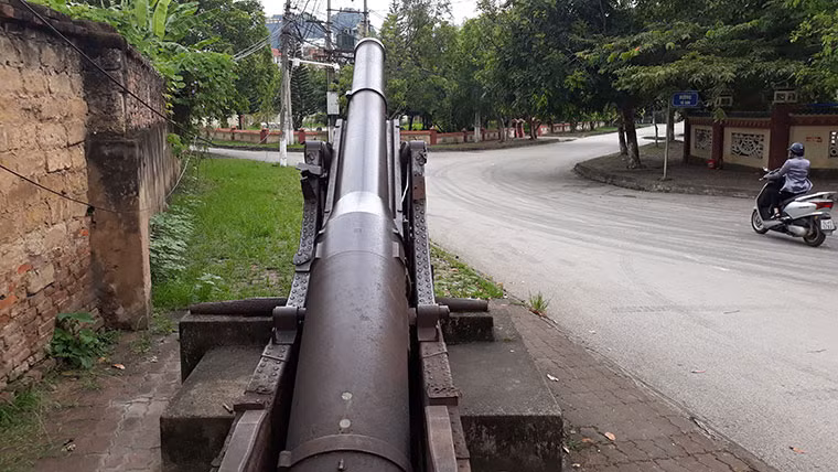 Theo các tài liệu nước ngoài, khẩu đại bác "de Bange 155 mm long cannon mle. 1877" có cỡ nòng 155mm, nặng tới 5,7 tấn, chiều dài nòng 4,2m.