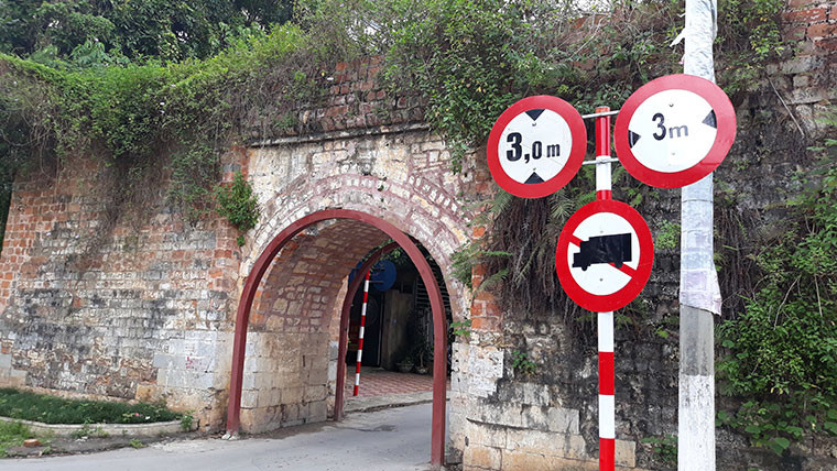 Theo các nhà nghiên cứu, thành cổ Lạng Sơn hình chữ nhật, có 4 cửa các hướng Đông, Tây, Nam, Bắc và 19 điểm canh, nay chỉ còn lại 2 cổng thành khá nguyên vẹn là phía Nam và Tây cùng một số đoạn thành. Chu vi của thành khoảng một km, xung quanh bốn mặt đều rộng thoáng, bằng phẳng rất thuận tiện cho việc triển khai tấn công và ứng cứu khi cần thiết. Đây là vị trí quân sự đắc địa có ưu thế cả công lẫn phòng thủ. Trong ảnh là cổng phía Nam còn nguyên vẹn.