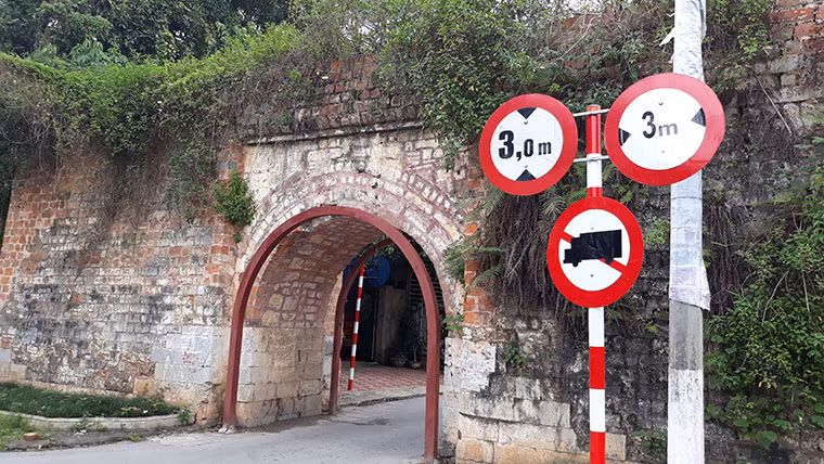 Theo các nhà nghiên cứu, thành cổ Lạng Sơn hình chữ nhật, có 4 cửa các hướng Đông, Tây, Nam, Bắc và 19 điểm canh, nay chỉ còn lại 2 cổng thành khá nguyên vẹn là phía Nam và Tây cùng một số đoạn thành. Chu vi của thành khoảng một km, xung quanh bốn mặt đều rộng thoáng, bằng phẳng rất thuận tiện cho việc triển khai tấn công và ứng cứu khi cần thiết. Đây là vị trí quân sự đắc địa có ưu thế cả công lẫn phòng thủ. Trong ảnh là cổng phía Nam còn nguyên vẹn.