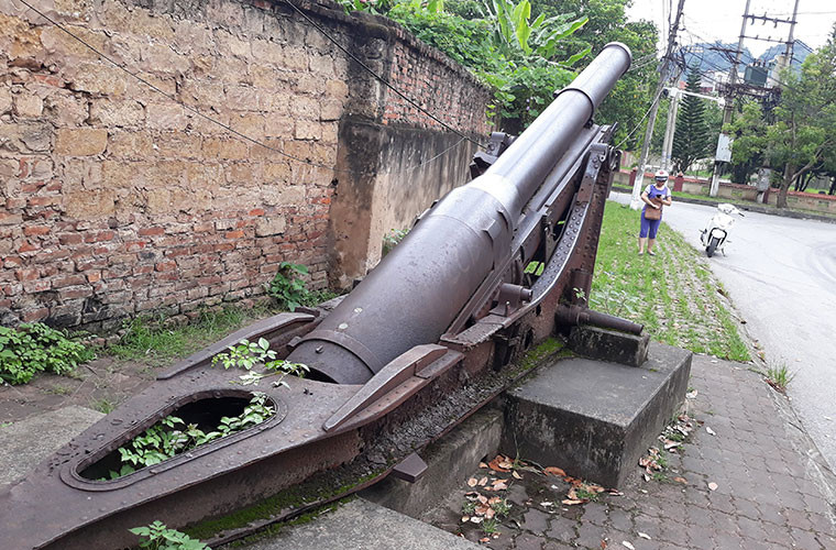 PV đã hỏi thăm những người sống xung quanh, hầu như người nào cũng chỉ lắc đầu không rõ lai lịch khẩu pháo này, chỉ biết rằng nó đã ở đây rất lâu rồi. Kiểu pháo trông cũng rất lạ, khác hẳn với các loại pháo của triều đại phong kiến Việt Nam hay pháo của Quân đội Nhân dân Việt Nam hôm nay.