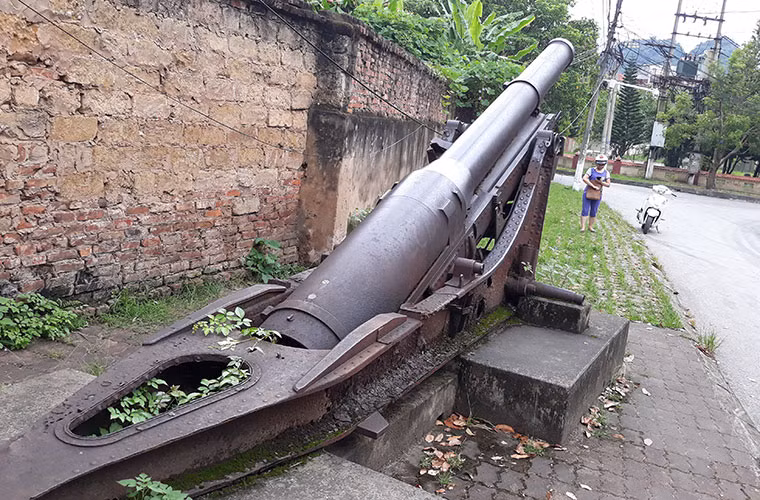 PV đã hỏi thăm những người sống xung quanh, hầu như người nào cũng chỉ lắc đầu không rõ lai lịch khẩu pháo này, chỉ biết rằng nó đã ở đây rất lâu rồi. Kiểu pháo trông cũng rất lạ, khác hẳn với các loại pháo của triều đại phong kiến Việt Nam hay pháo của Quân đội Nhân dân Việt Nam hôm nay.