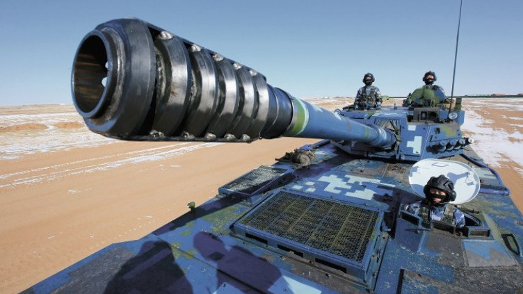 Pháo 105mm này được quảng cáo là có thể khai hỏa mục tiêu trong điều kiện tệ hại nhất như việc di chuyển qua các đợt sóng lớn trong quá trình đi từ tàu vào bờ. Đó là nhờ việc nó được trang bị hệ thống điều khiển hỏa lực có máy tính đường đạn. Nguồn ảnh: Wikipedia