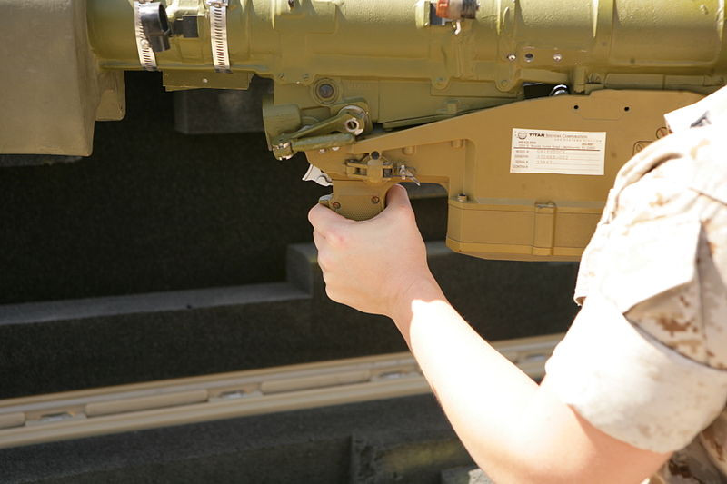 Tay cầm với các thiết bị cò bắn, các cơ cấu sử dụng khai hỏa tên lửa Igla-S. Hệ thống này do nhà máy Degtyarev sản xuất hàng loạt từ ngày 1/12/2004. Nguồn ảnh: Wikipedia