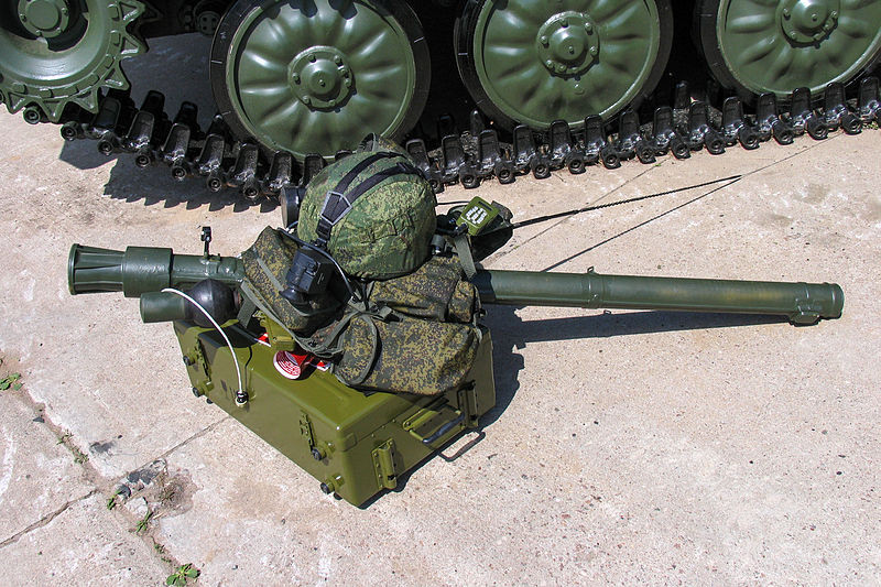 Trong ảnh là bộ khí tài chuẩn của xạ thủ sử dụng tên lửa vác vai Igla-S với mũ tích hợp khí tài trinh sát phát hiện mục tiêu. Nguồn ảnh: Wikipedia