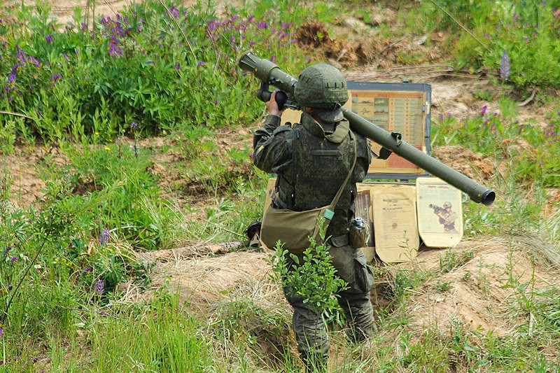 So với các thế hệ đầu dòng tên lửa vác vai 9K38 Igla, phiên bản 9K338 Igla-S cải tiến về đầu dẫn hồng ngoại tăng khả năng kháng các hệ thống gây nhiễu mới nhất lắp trên các loại máy bay chiến đấu của đối phương. Bên cạnh đó, đạn tên lửa được cải thiện động cơ, và đầu đạn cho tầm bắn xa hơn, khả năng sát thương mạnh hơn. Nguồn ảnh: Wikipedia