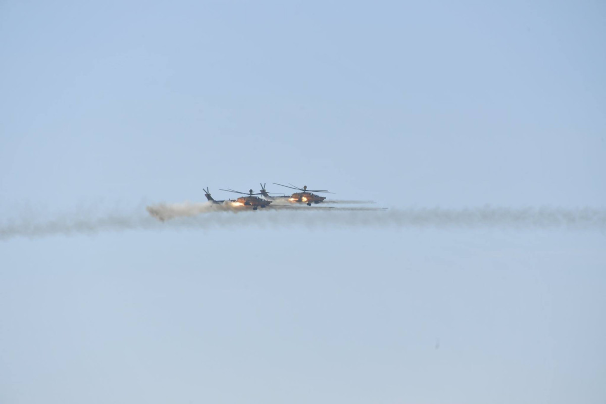 Trực thăng tấn công Mi-28 phóng rocket ồ ạt. Nguồn ảnh: dambiev