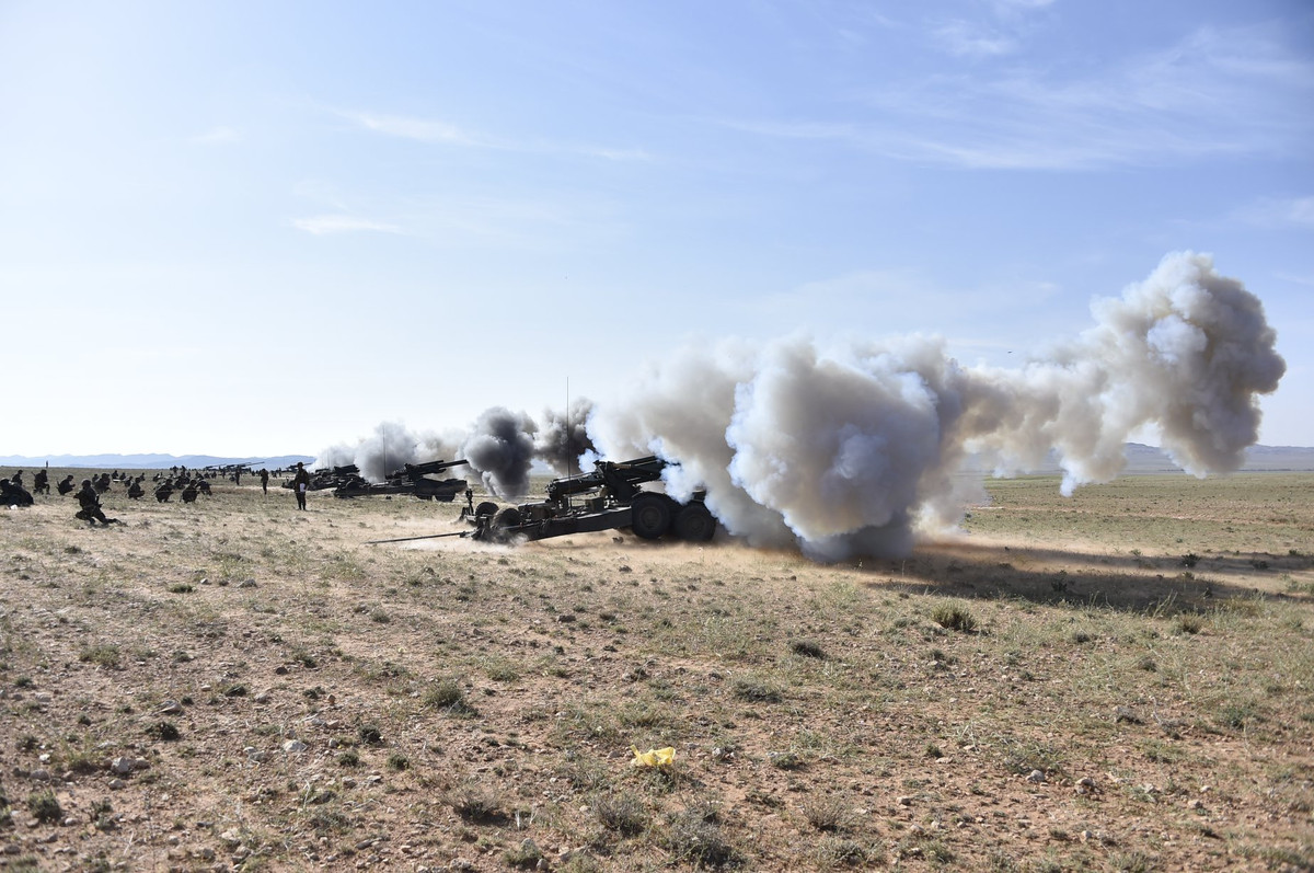 Pháo hạng nặng 155mm nã đạn “vùi dập” mục tiêu. Nguồn ảnh: dambie