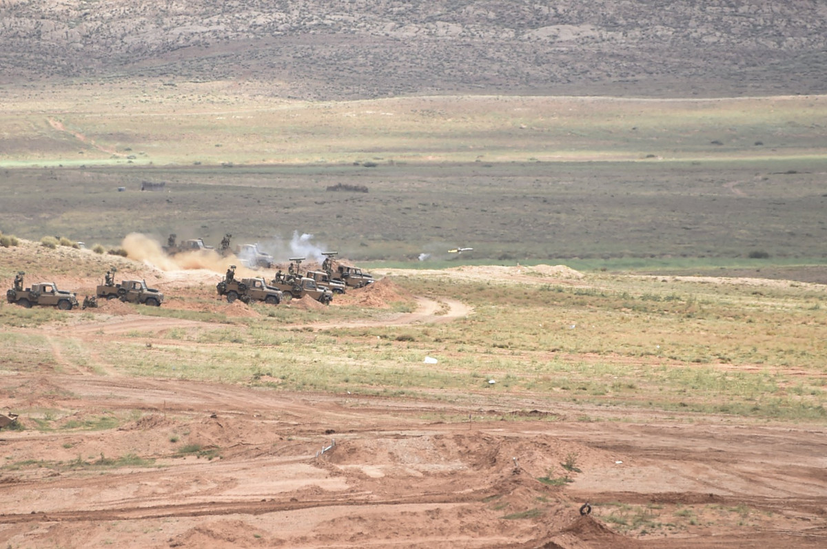 Các khẩu đội tên lửa chống tăng lắp trên xe cơ giới khai hỏa vào “tăng địch”. Nguồn ảnh: dambiev