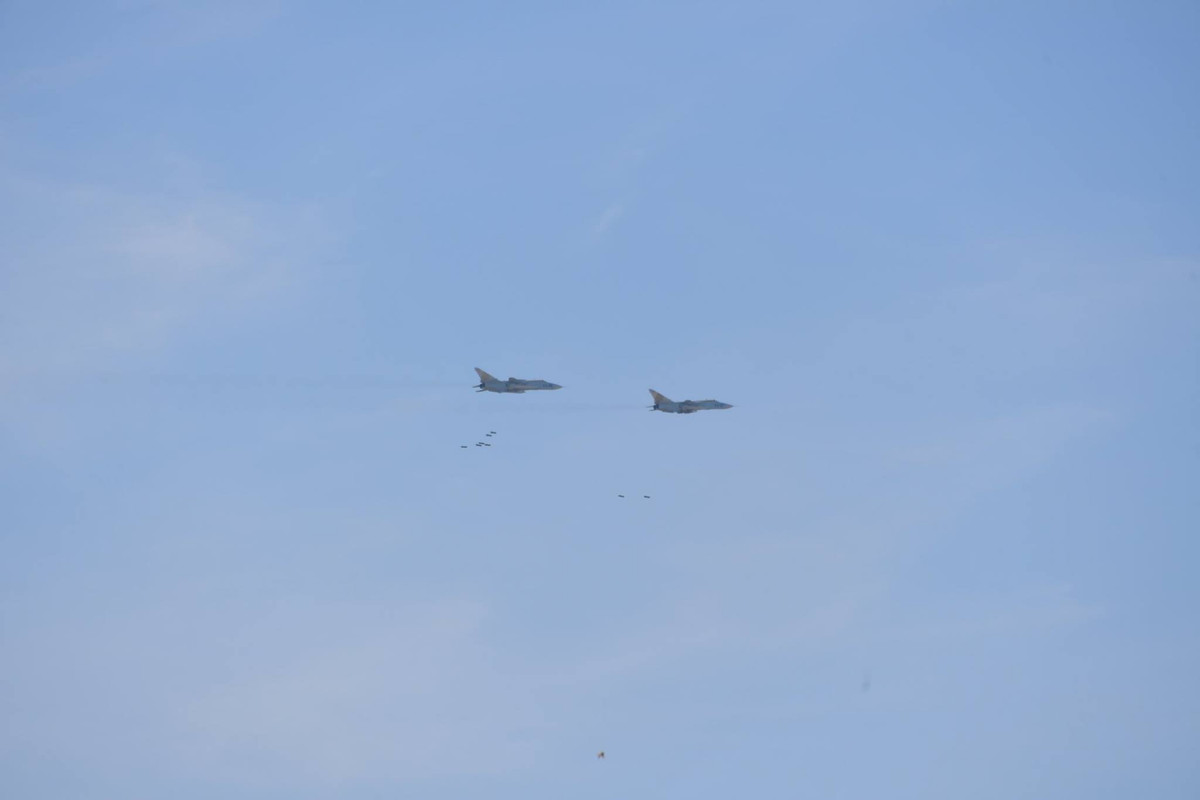 Trong ảnh biên đội máy bay ném bom Su-24 đang tiến hành không kích mục tiêu mặt đất. Nguồn ảnh: dambiev